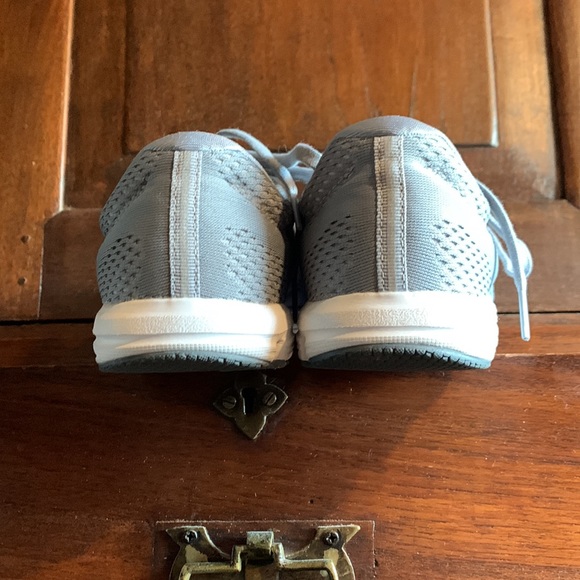 Like New! New Balance athletic shoes size 10 - Picture 3 of 5